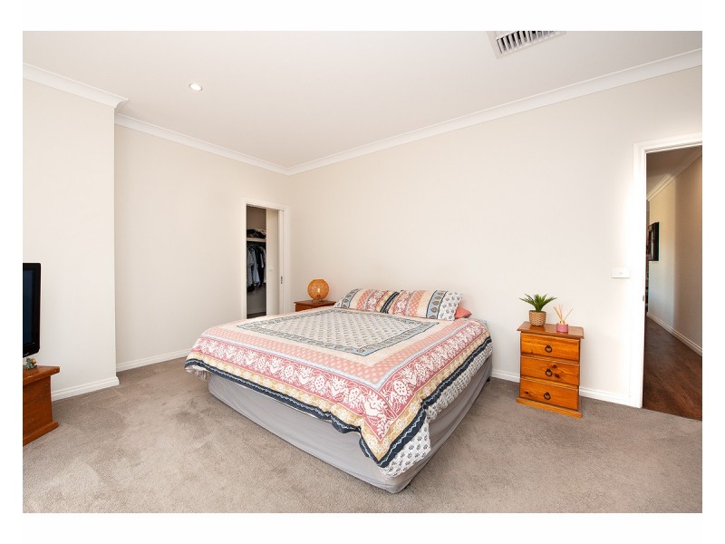 18 Kakadu Court, Thurgoona NSW 2640