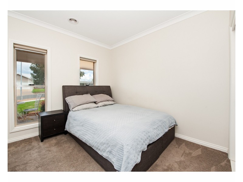 18 Kakadu Court, Thurgoona NSW 2640