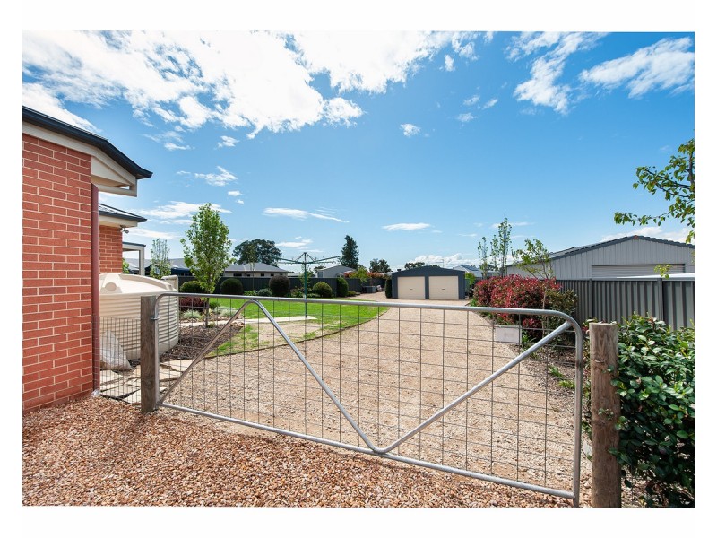 18 Kakadu Court, Thurgoona NSW 2640