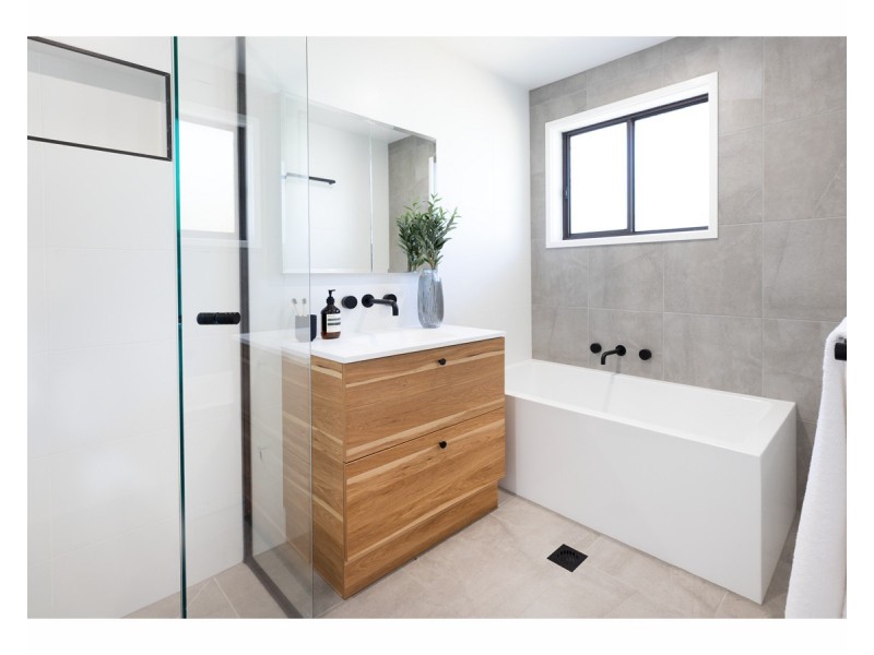 335 Parkland Crescent, Lavington NSW 2641