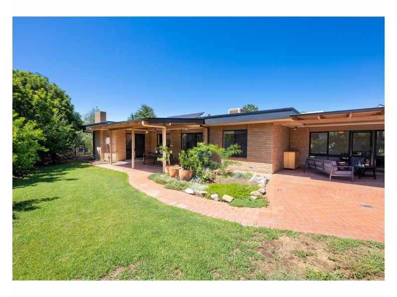 335 Parkland Crescent, Lavington NSW 2641