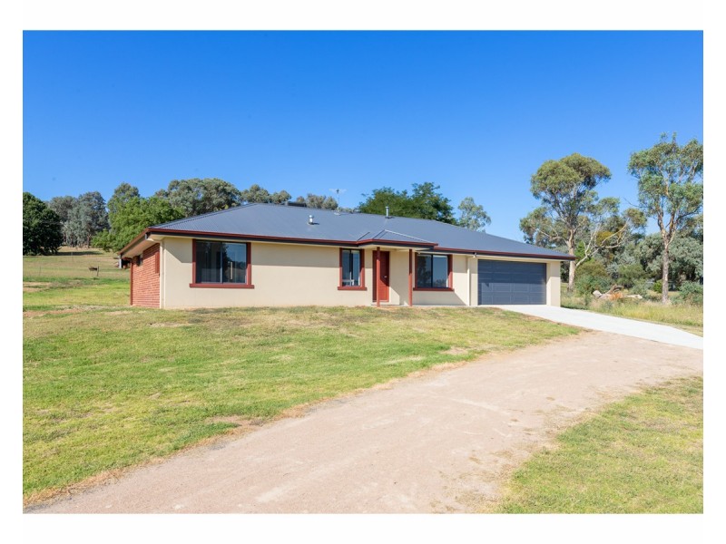 11 Dickson Street, Woomargama NSW 2644