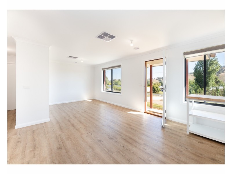 11 Dickson Street, Woomargama NSW 2644
