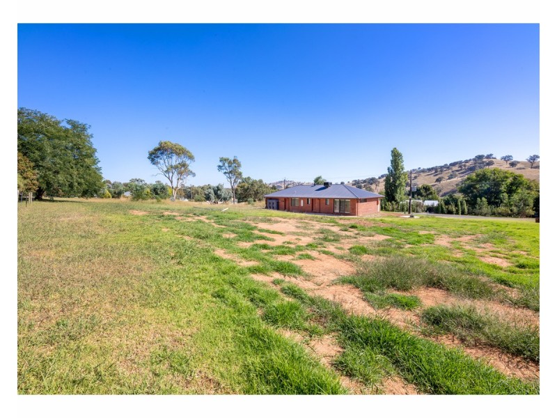 11 Dickson Street, Woomargama NSW 2644