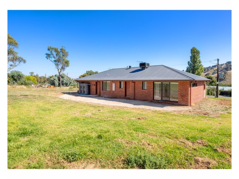 11 Dickson Street, Woomargama NSW 2644