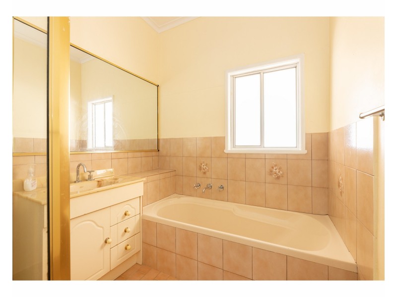 465 Bownds Street, Lavington NSW 2641