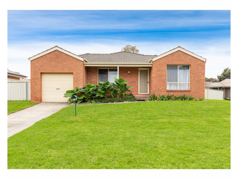 594 Oliver Street, Lavington NSW 2641