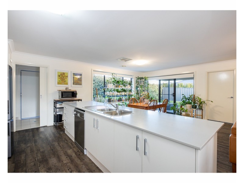 94 & 94a Riverboat Drive, Thurgoona NSW 2640