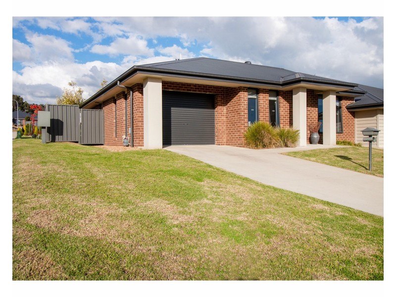 94 & 94a Riverboat Drive, Thurgoona NSW 2640