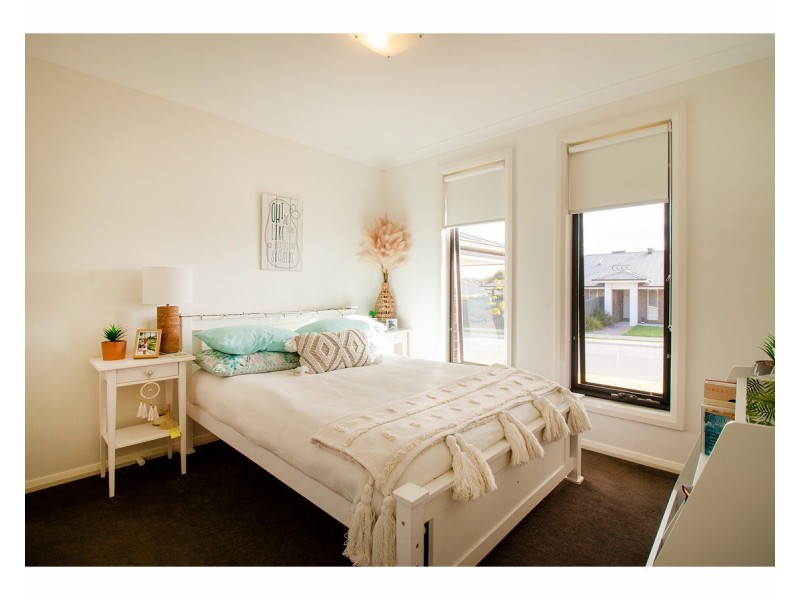 94 & 94a Riverboat Drive, Thurgoona NSW 2640