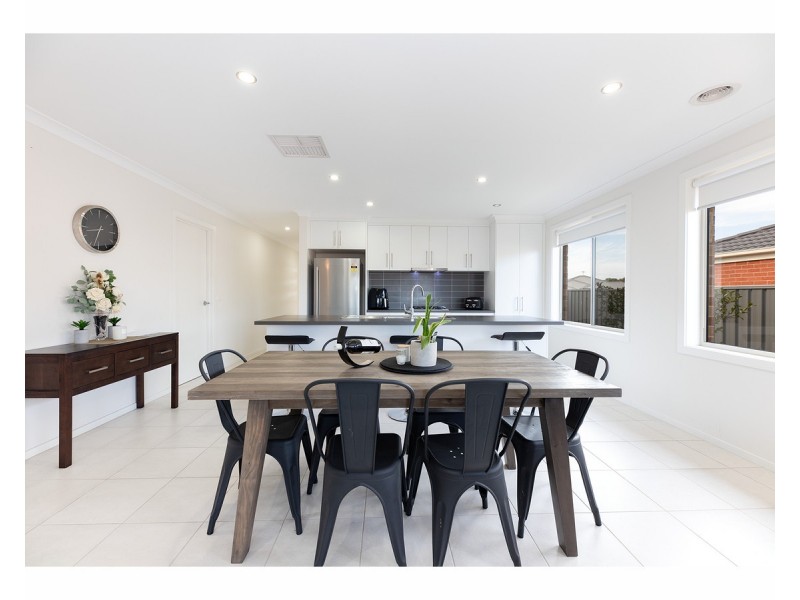 33 Wellington Drive, Thurgoona NSW 2640