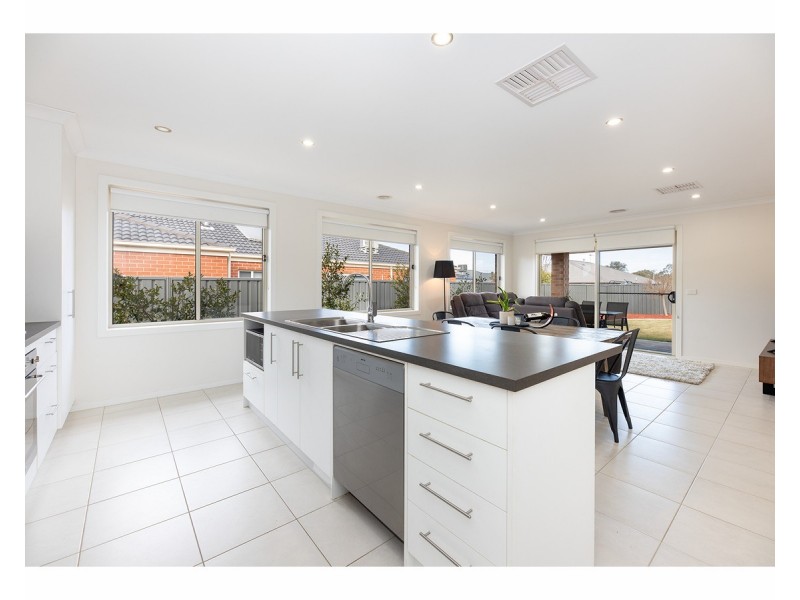 33 Wellington Drive, Thurgoona NSW 2640