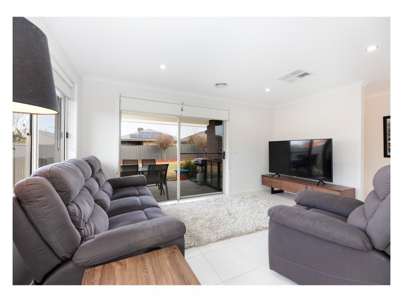 33 Wellington Drive, Thurgoona NSW 2640