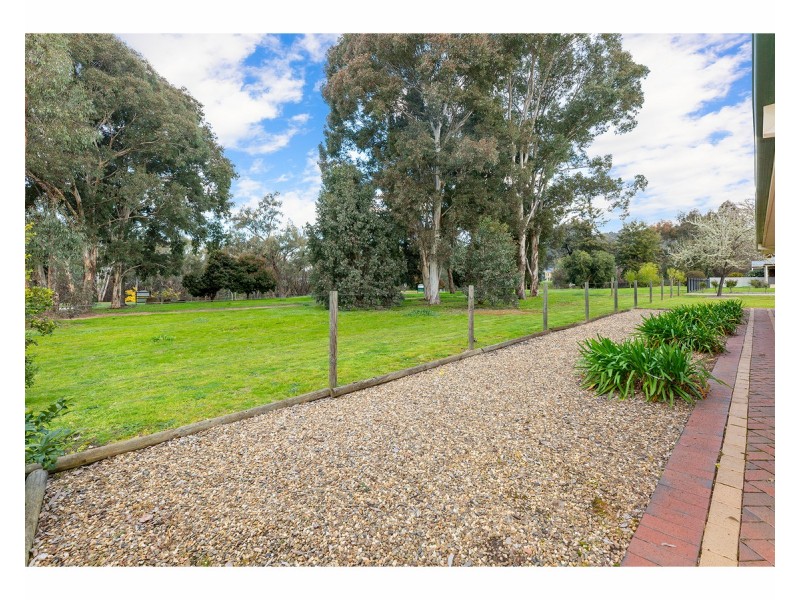 2 Down Court, West Wodonga VIC 3690