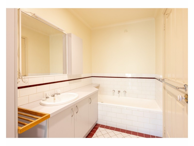 2/14 Graetz Court, Lavington NSW 2641