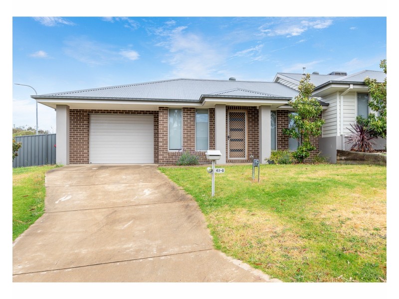 42 and 42a Strauss Street, Springdale Heights NSW 2641