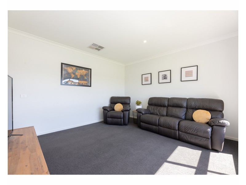 9 Lorikeet Close, Thurgoona NSW 2640