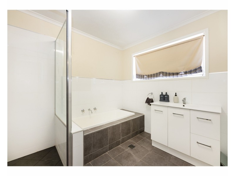 2/482 Heriot Street, Lavington NSW 2641