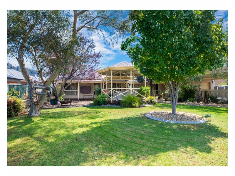 4 Laffertys Walk, East Albury NSW 2640