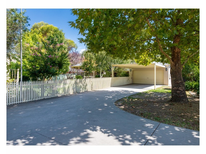4 Laffertys Walk, East Albury NSW 2640