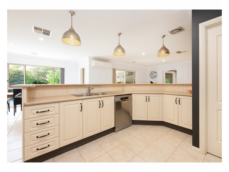 4 Laffertys Walk, East Albury NSW 2640