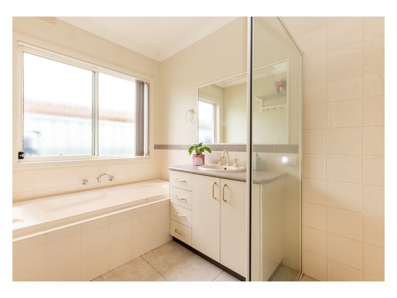 4 Laffertys Walk, East Albury NSW 2640