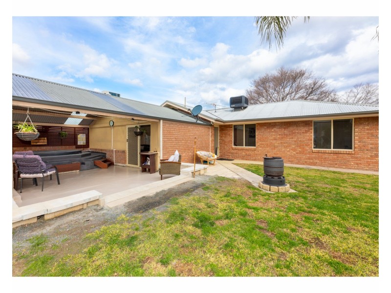 37 Saville Avenue, Lavington NSW 2641