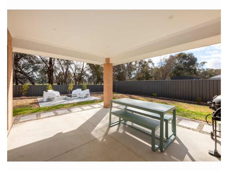 15 Cade Court, Jindera NSW 2642