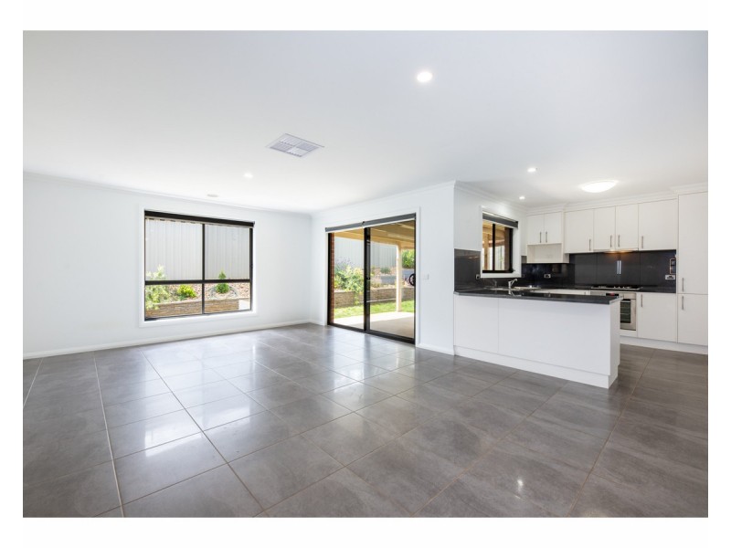 17 Egret Way, Thurgoona NSW 2640
