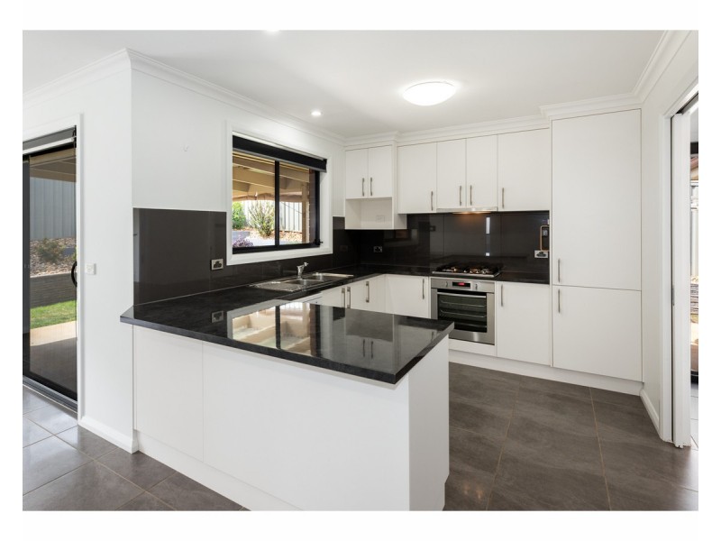 17 Egret Way, Thurgoona NSW 2640