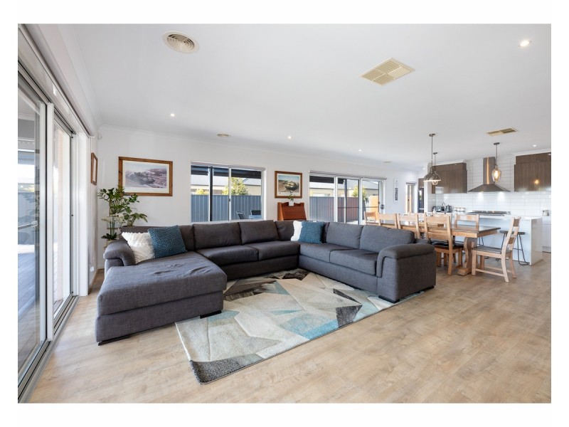 9 Flinders Way, West Wodonga VIC 3690