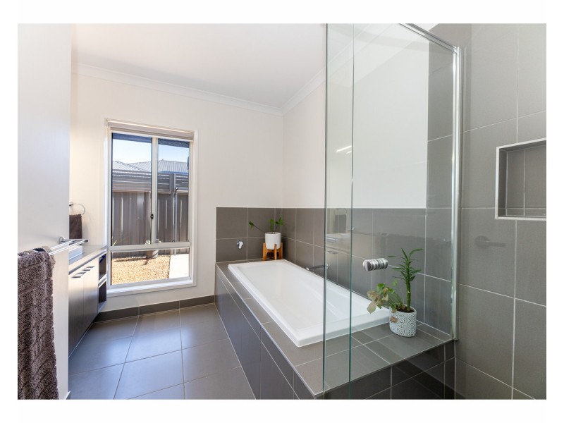 9 Flinders Way, West Wodonga VIC 3690