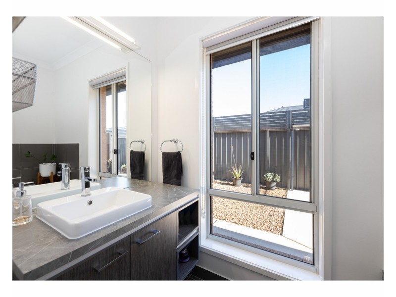 9 Flinders Way, West Wodonga VIC 3690