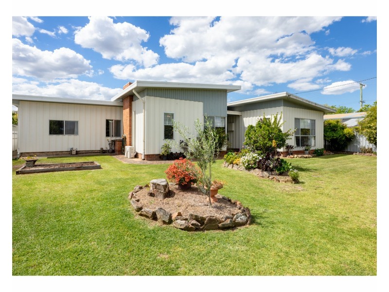 464 Hall Avenue, Lavington NSW 2641