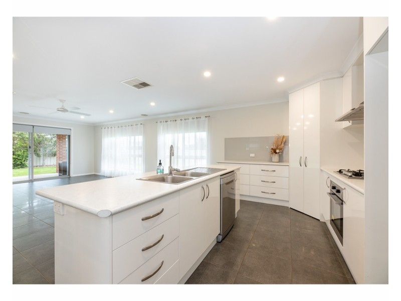 11 Darling Street, West Wodonga VIC 3690