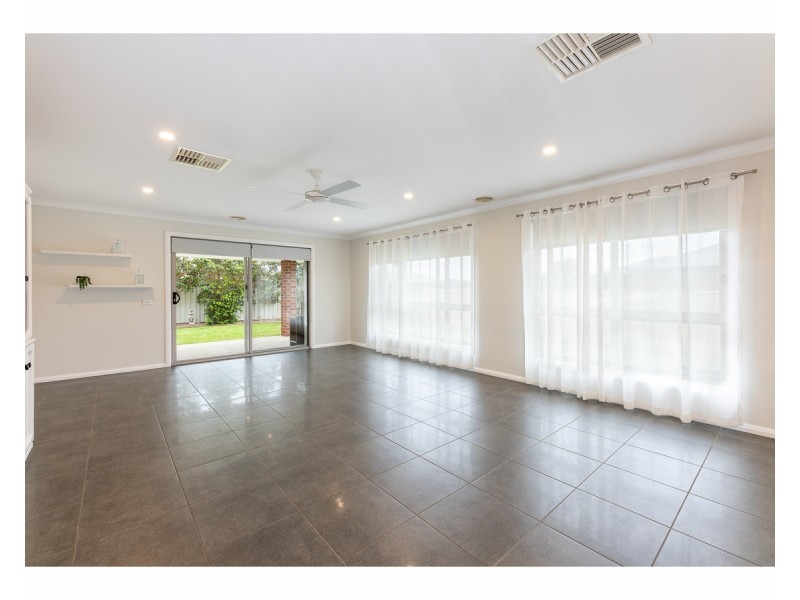 11 Darling Street, West Wodonga VIC 3690