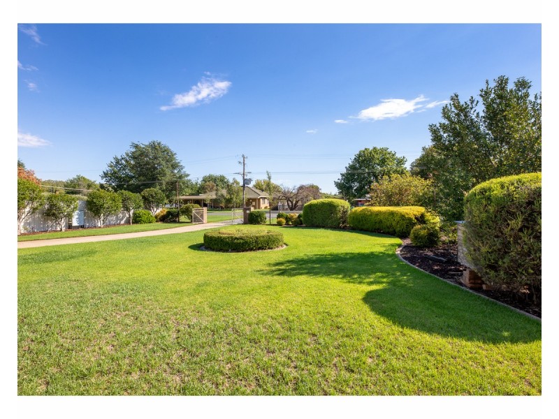 106 Bank Street, Howlong NSW 2643