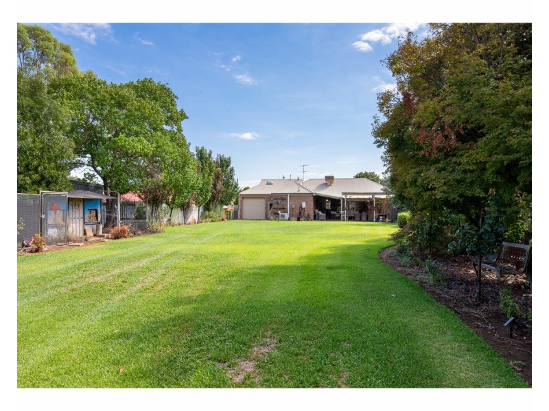 106 Bank Street, Howlong NSW 2643