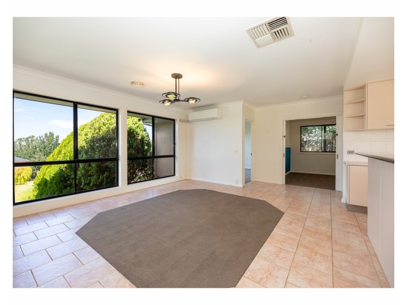 16 Janette Court, Lavington NSW 2641