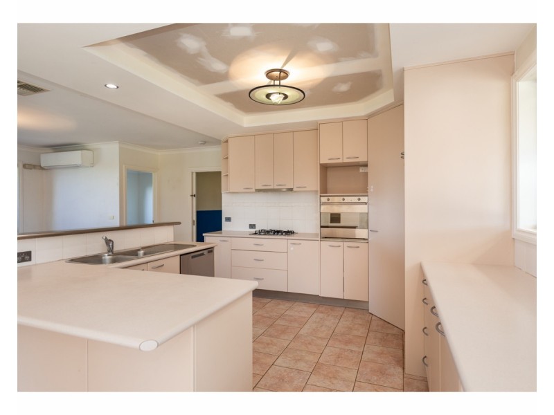 16 Janette Court, Lavington NSW 2641