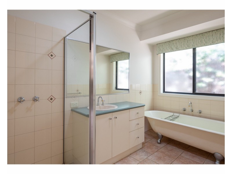 16 Janette Court, Lavington NSW 2641