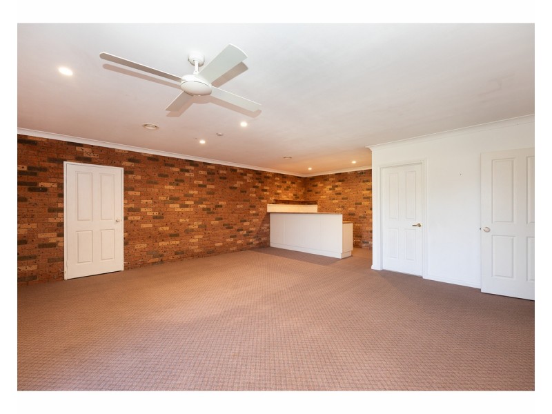 16 Janette Court, Lavington NSW 2641