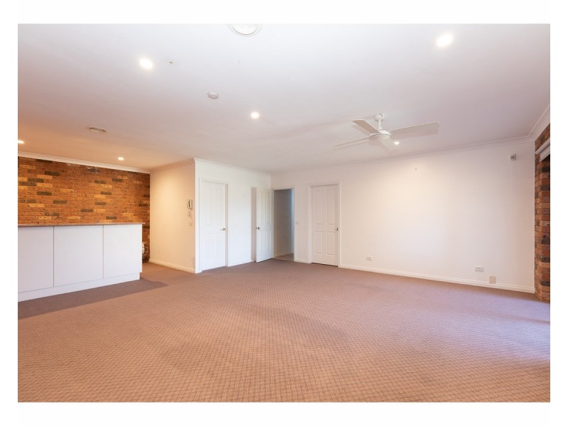 16 Janette Court, Lavington NSW 2641