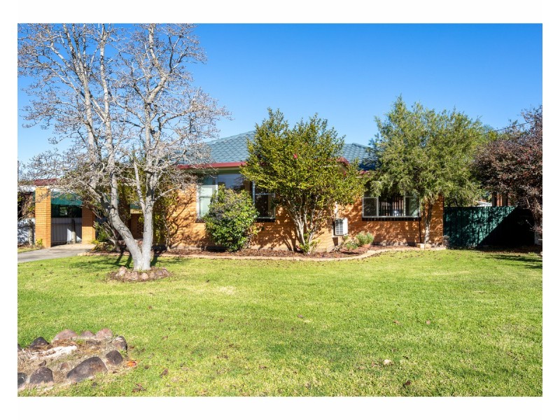 383 Elton Court, Lavington NSW 2641