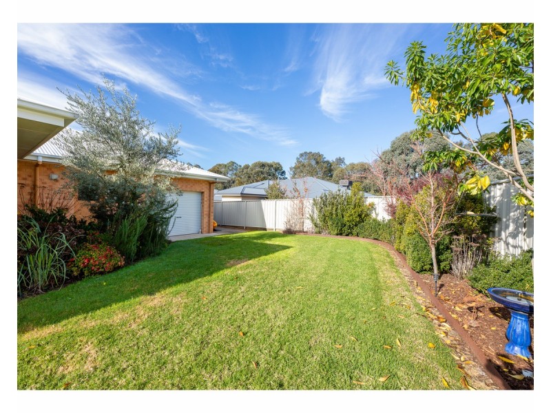 6 Caddy Court, West Wodonga VIC 3690