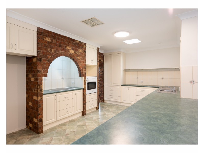 24 Sunwood Drive, Lavington NSW 2641