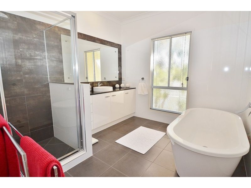 4 Vale Court, Summerholm QLD 4341