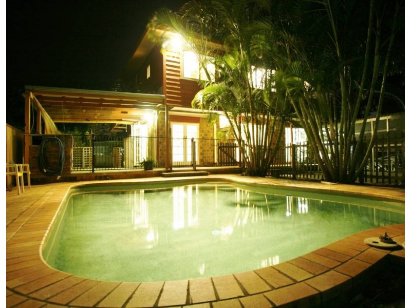 6 Sunshine Court, Labrador QLD 4215