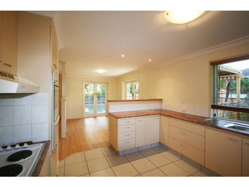 6 Sunshine Court, Labrador QLD 4215