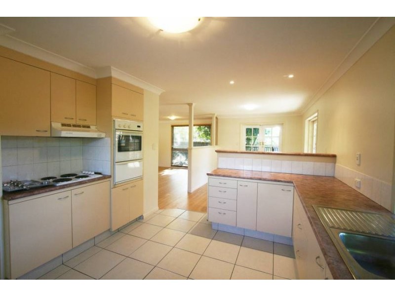 6 Sunshine Court, Labrador QLD 4215